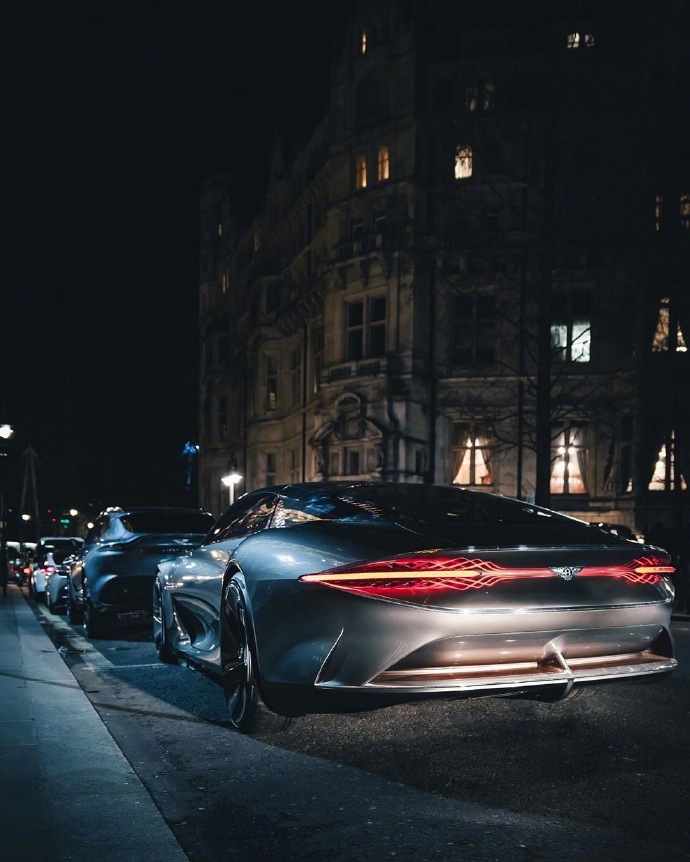 点击大图看下一张：炫酷的宾利 EXP100 GT Concept 图片欣赏