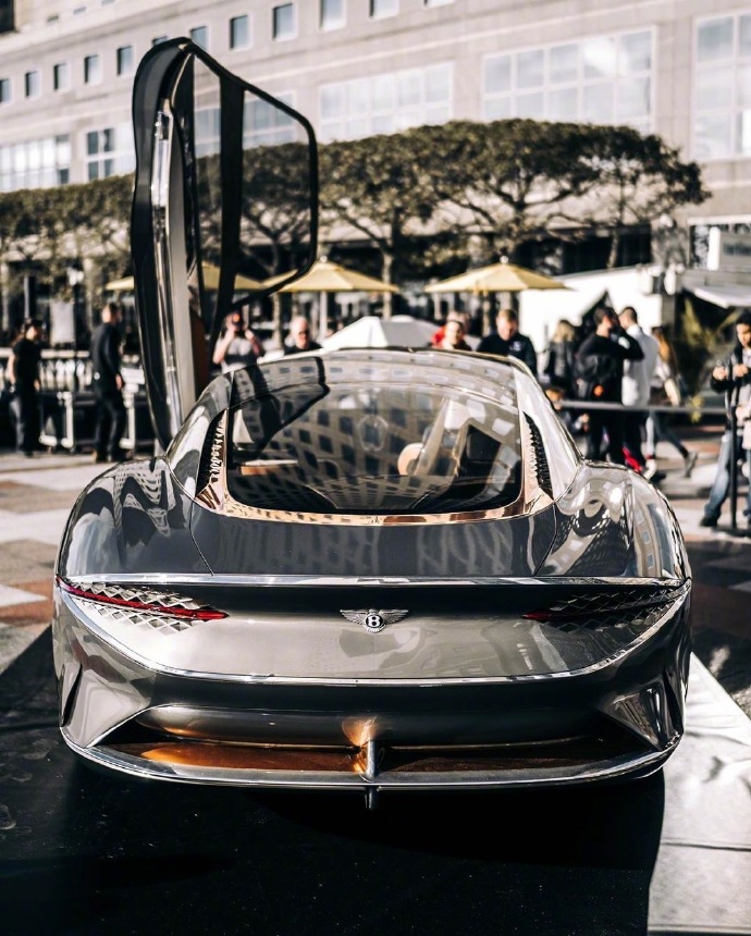 点击大图看下一张：炫酷的宾利 EXP100 GT Concept 图片欣赏