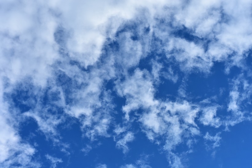 点击大图看下一张：晴空万里的蓝天白云图片