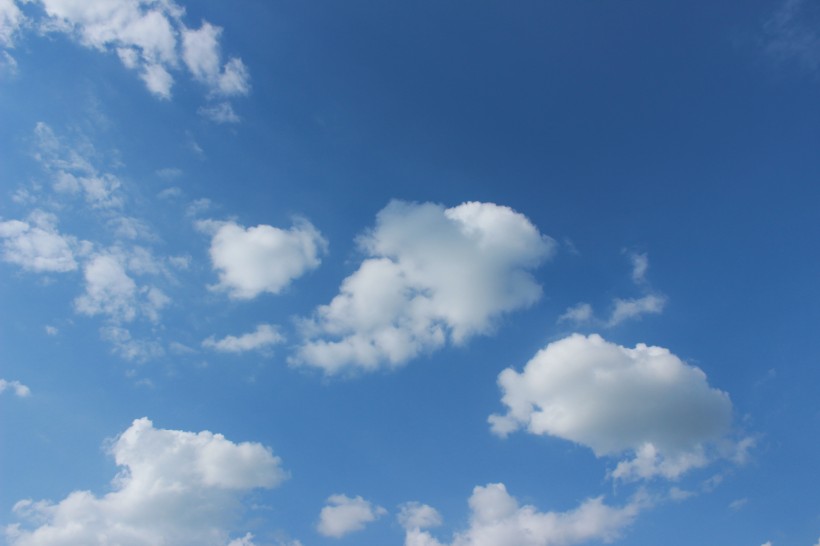 点击大图看下一张：晴空万里的蓝天白云图片
