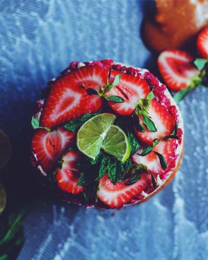 点击大图看下一张：香甜诱人的草莓蛋糕图片