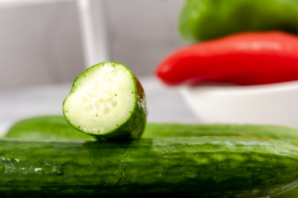 点击大图看下一张：翠绿爽口的小黄瓜艺术摄影图片