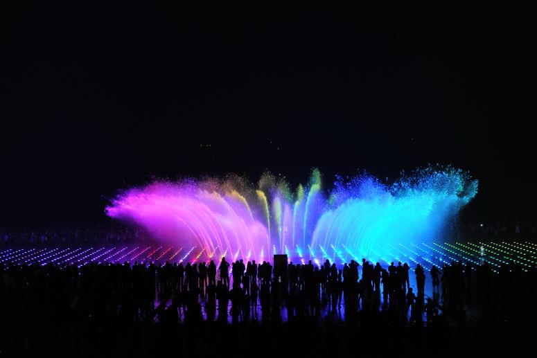 点击大图看下一张：五彩缤纷的人工喷泉图片