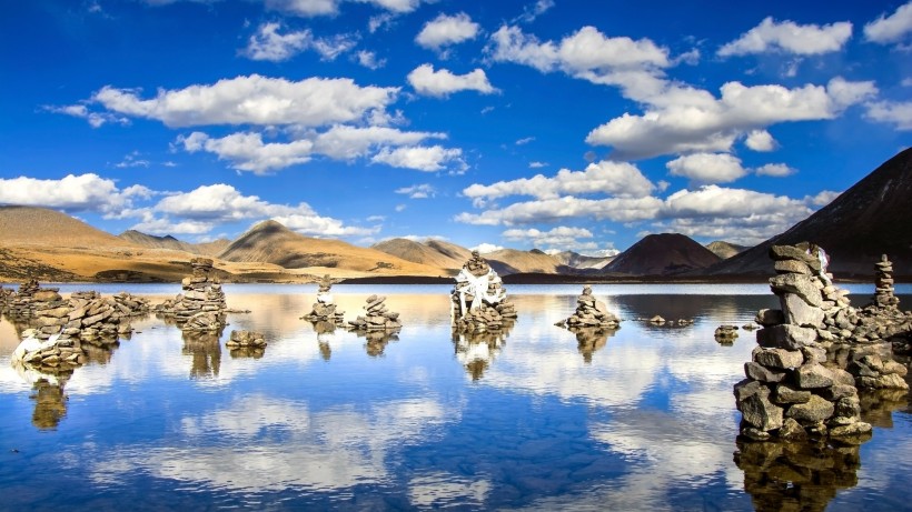 点击大图看下一张：神奇而美丽的西藏自然风景图片