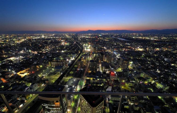 点击大图看下一张：繁华城市里的灯光璀璨美丽夜景图片