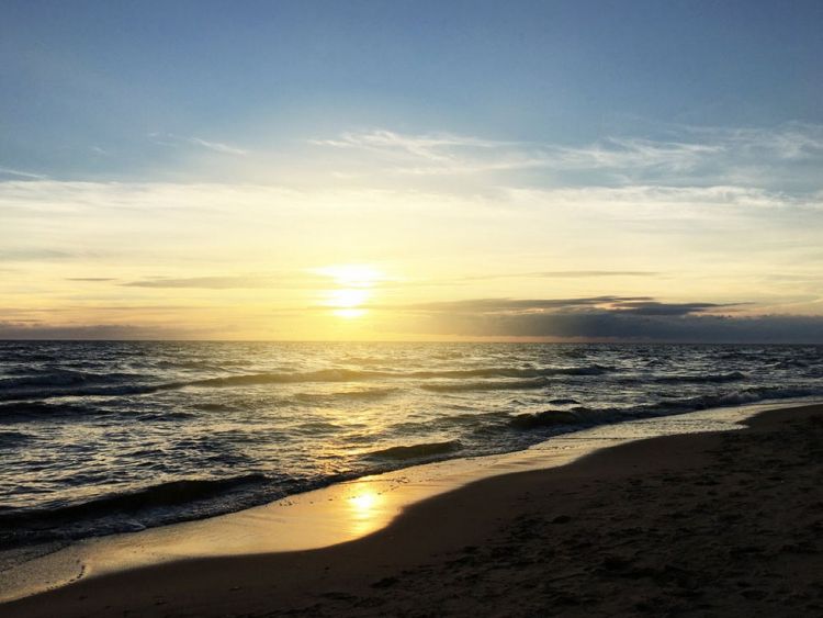 点击大图看下一张：风光丽人的海边夕阳风景图片