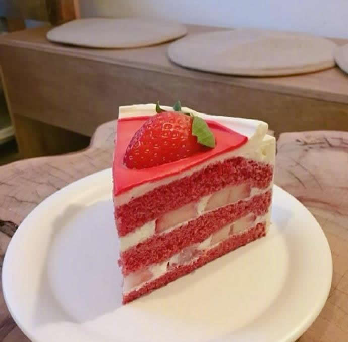 点击大图看下一张：美味的草莓蛋糕图片，