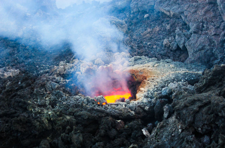点击大图看下一张：壮观令人震撼的火山喷发图片