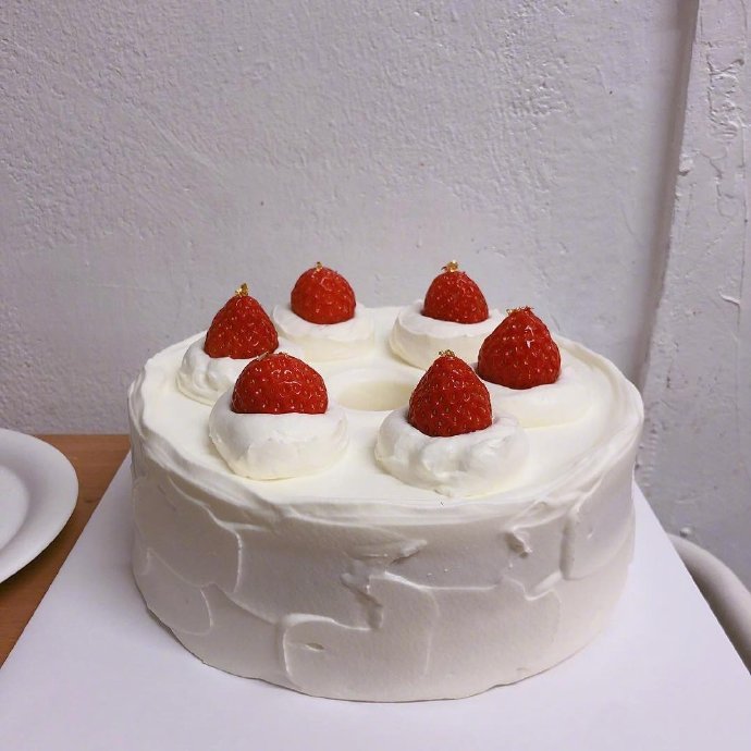点击大图看下一张：甜甜好吃的草莓蛋糕