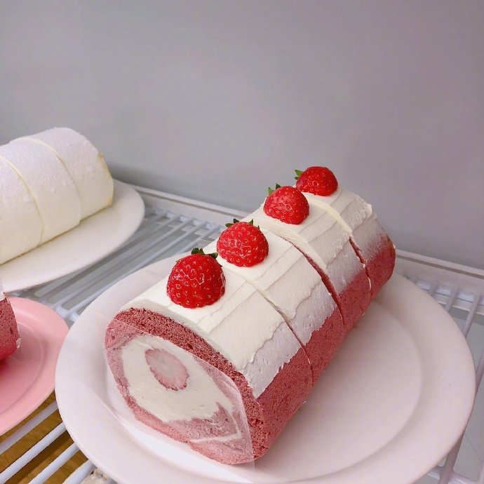 点击大图看下一张：甜甜好吃的草莓蛋糕