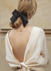 丝质发带让背影都更显优雅浪漫气质