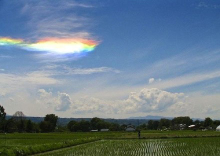 点击大图看下一张：巴西天空的彩虹云，好魔幻
