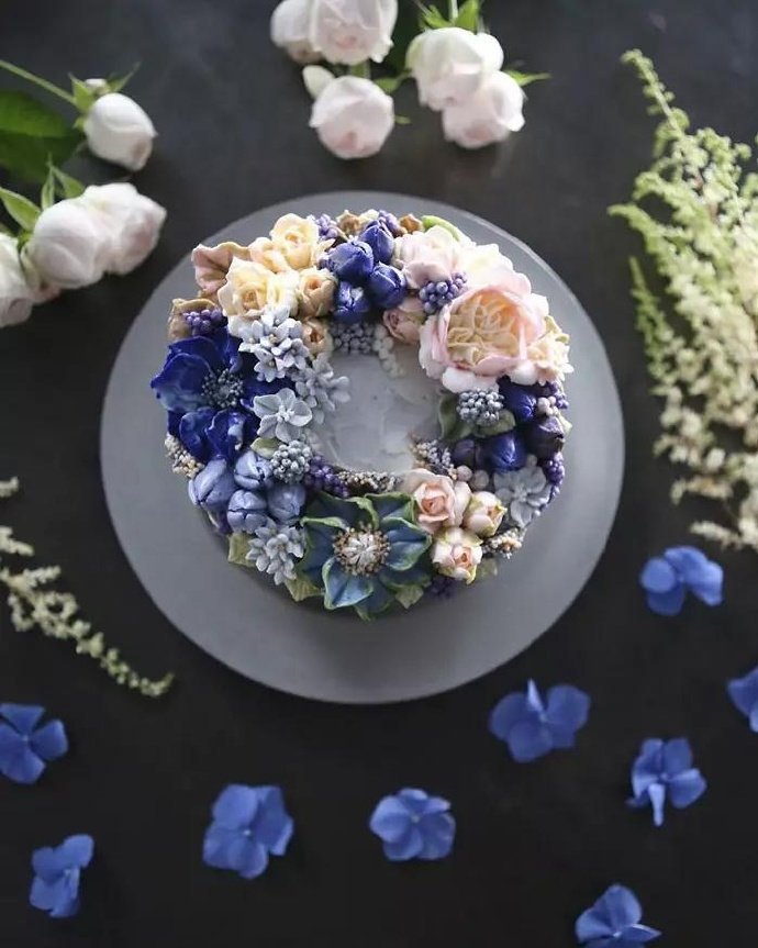 点击大图看下一张：把奶油霜蛋糕做成插花艺术品