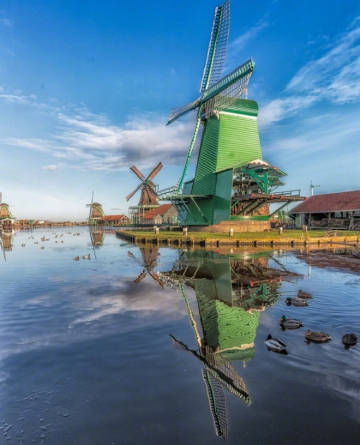 点击大图看下一张：荷兰桑斯安斯风车村，美的像一副油画