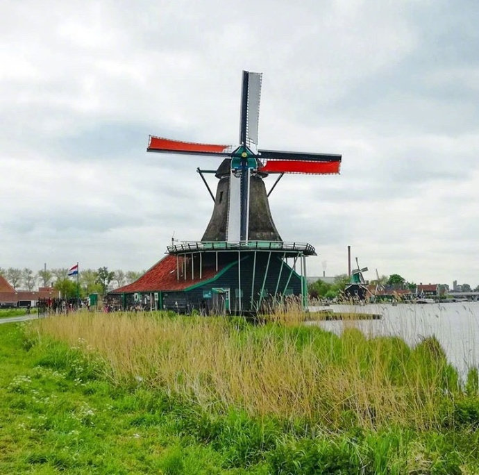 点击大图看下一张：荷兰桑斯安斯风车村，美的像一副油画