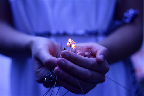 点击大图看下一张：紫色唯美伤感意境图片