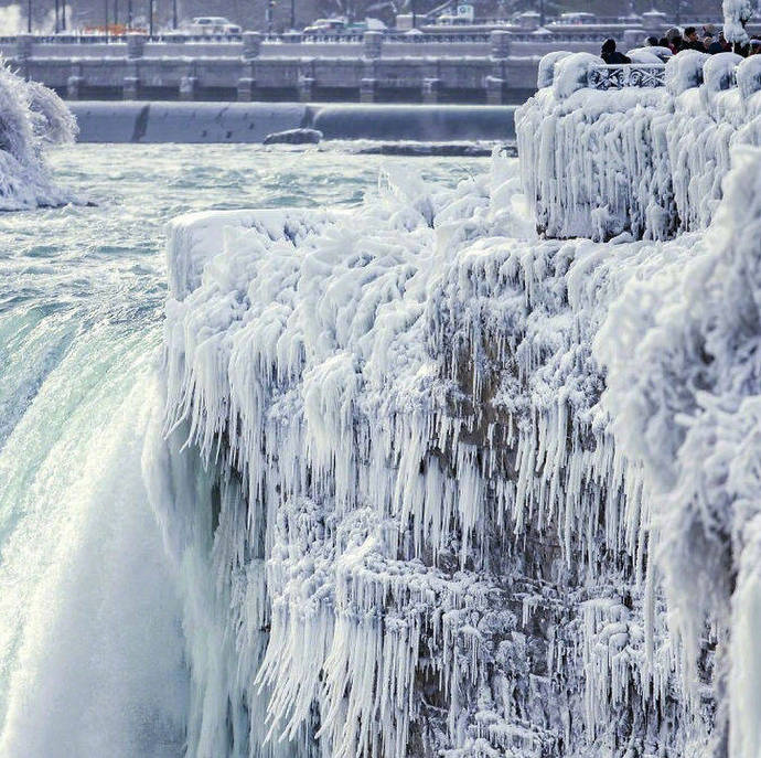 点击大图看下一张：冰冻的尼亚加拉大瀑布