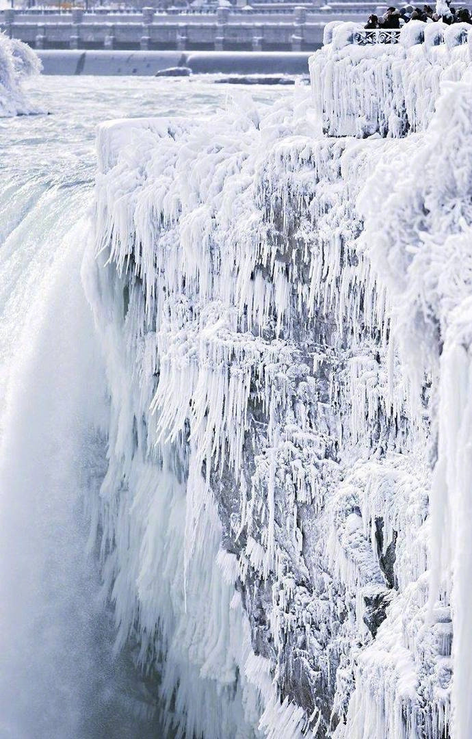 点击大图看下一张：冰冻的尼亚加拉大瀑布