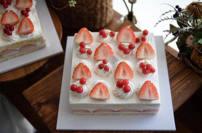 点击大图看下一张：松软可口的草莓蛋糕图片