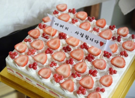 松软可口的草莓蛋糕图片