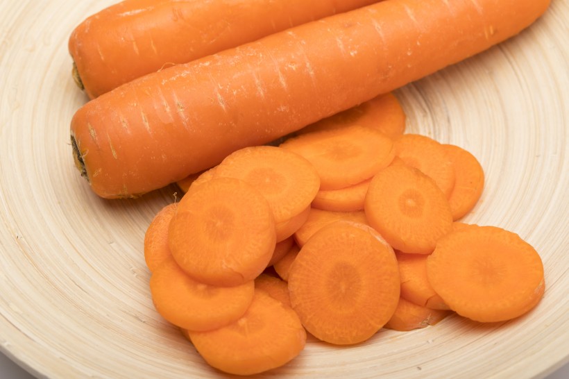 点击大图看下一张：一组新鲜的胡萝卜切片图片