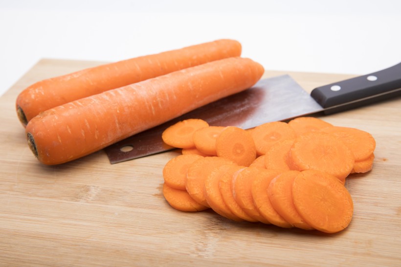 点击大图看下一张：一组新鲜的胡萝卜切片图片