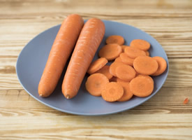 一组新鲜的胡萝卜切片图片