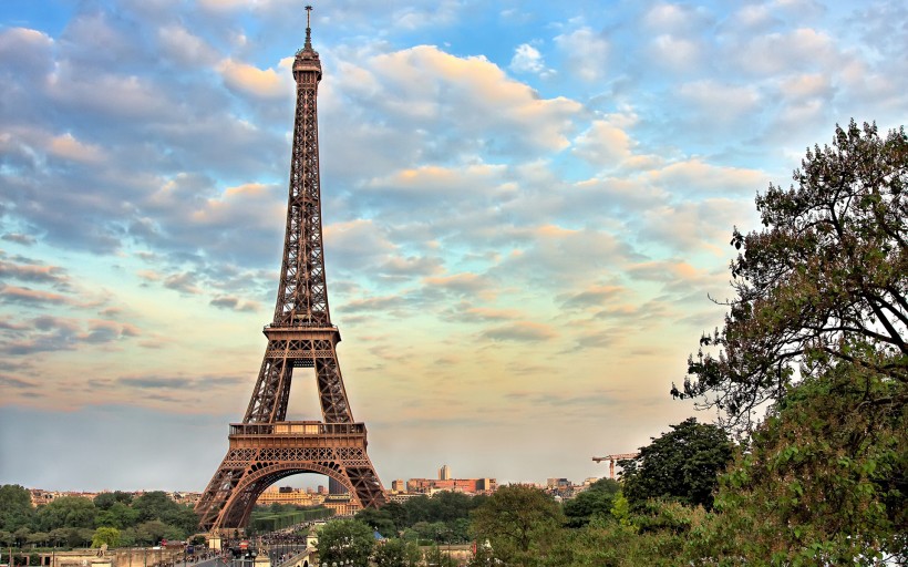点击大图看下一张：法国著名建筑埃菲尔铁塔图片