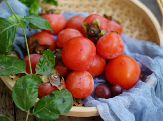 点击大图看下一张：一组红彤彤的柿子图片