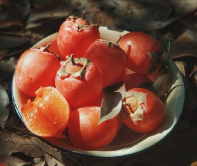 点击大图看下一张：一组红彤彤的柿子图片