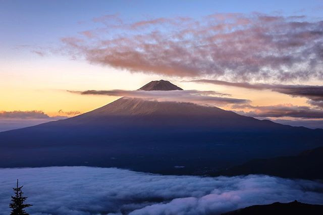点击大图看下一张：一组云彩里的富士山美景图片​​​​