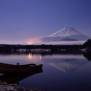 点击大图看下一张：一组云彩里的富士山美景图片​​​​