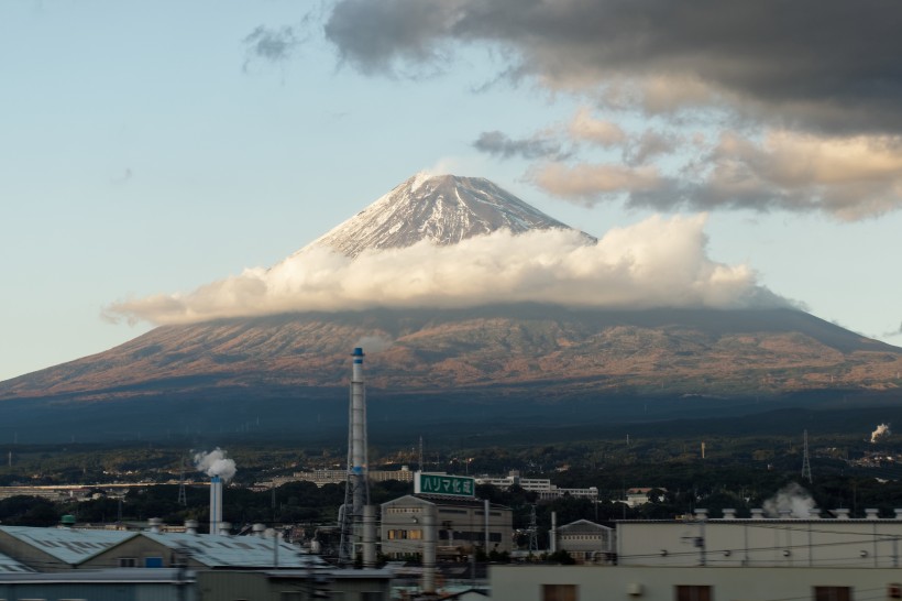 点击大图看下一张：日本最高的山峰富士山图片