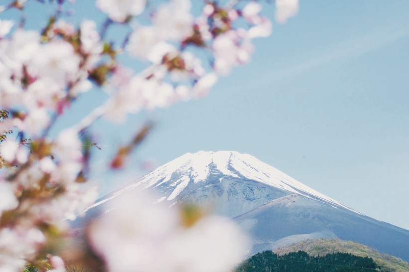 点击大图看下一张：日本最高的山峰富士山图片