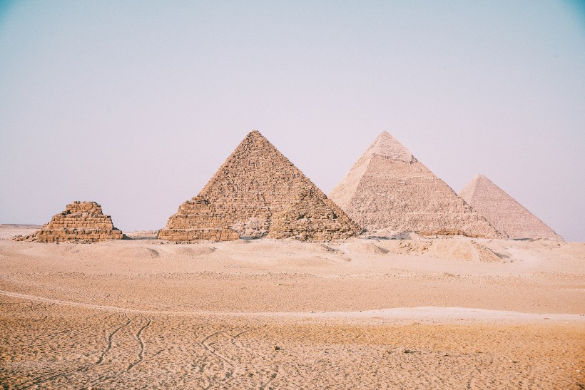 点击大图看下一张：精巧宏伟的古埃及金字塔图片
