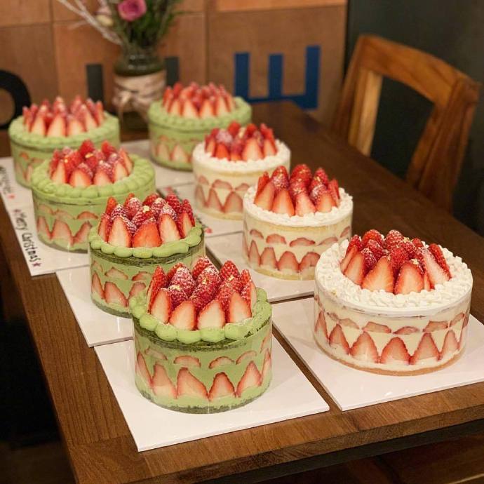 点击大图看下一张：小巧精致的草莓蛋糕