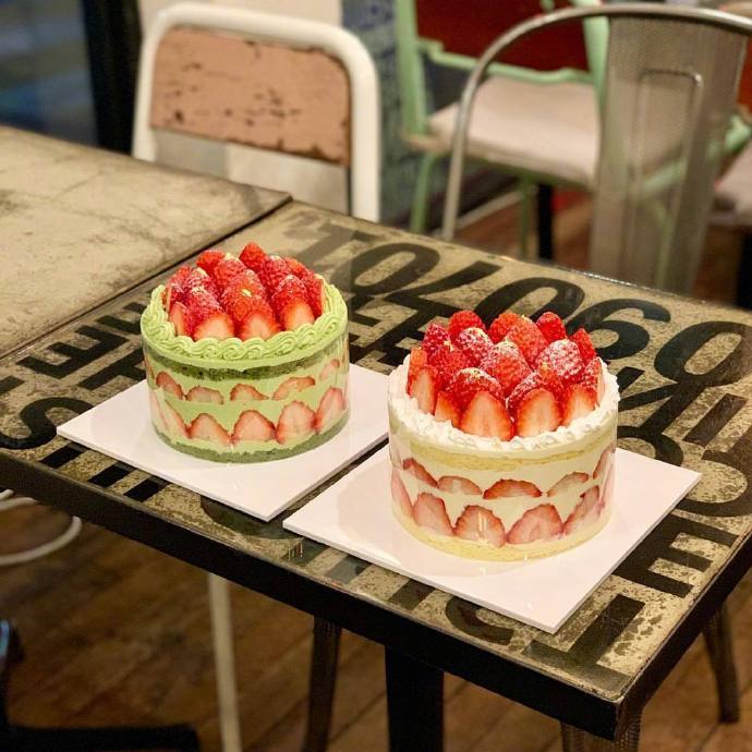 点击大图看下一张：小巧精致的草莓蛋糕