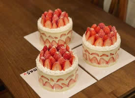 小巧精致的草莓蛋糕