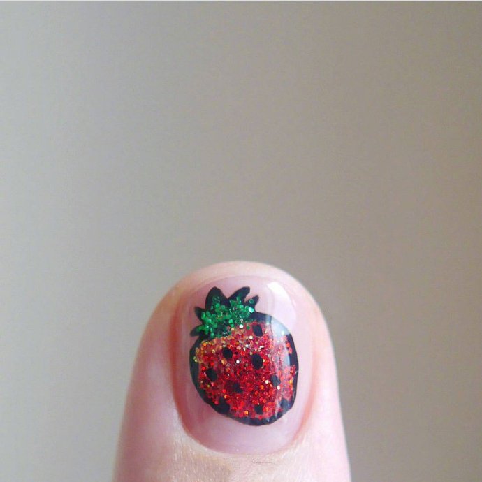 点击大图看下一张：一组很可爱的小草莓美甲图片
