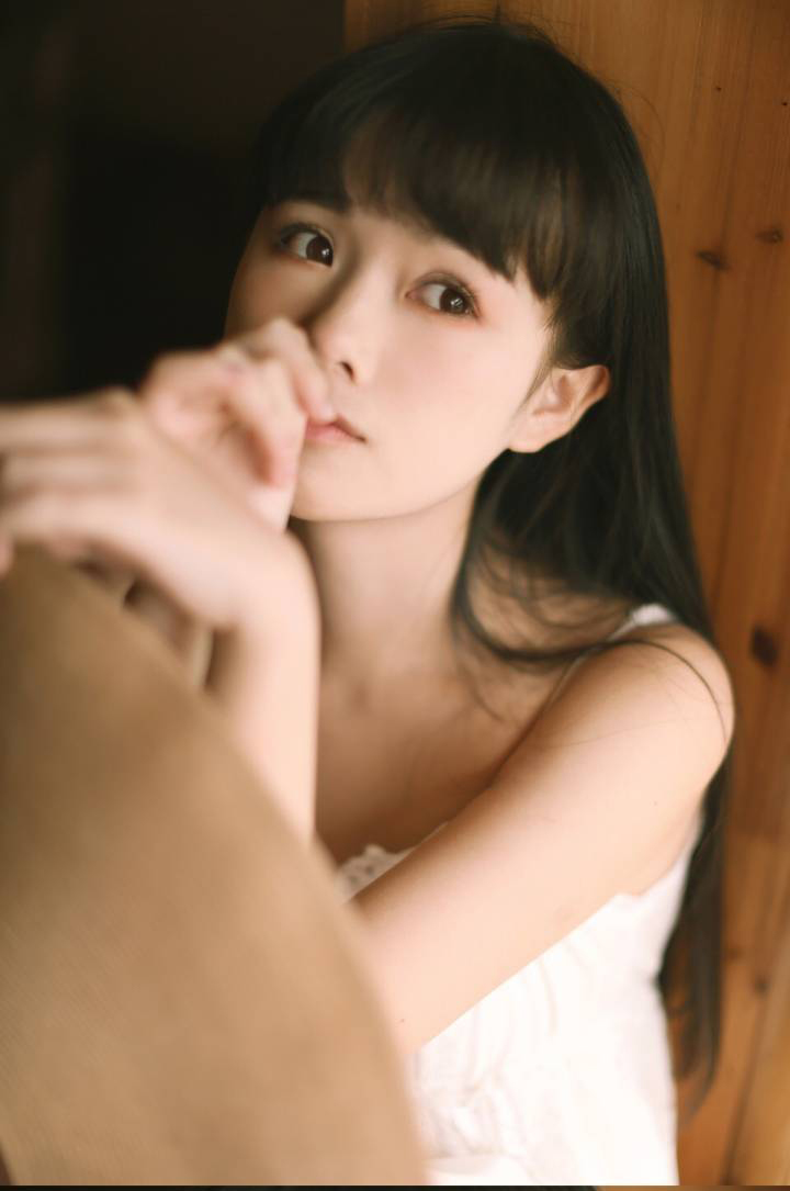 点击大图看下一张：日系美女蕾丝吊带裙性感写真图片