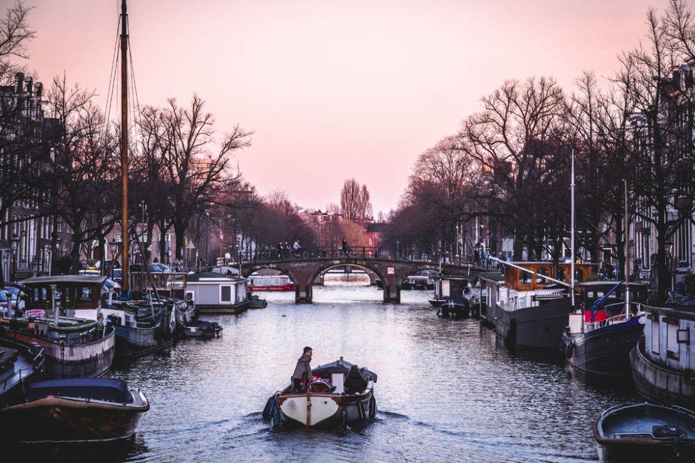 点击大图看下一张：荷兰小镇优美风光图片