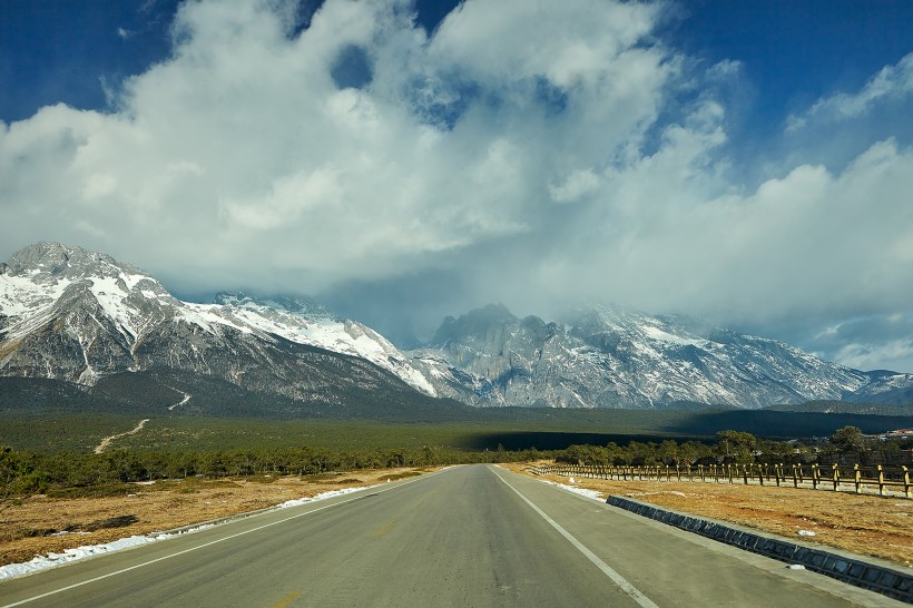 点击大图看下一张：唯美壮观的玉龙雪山风景图片