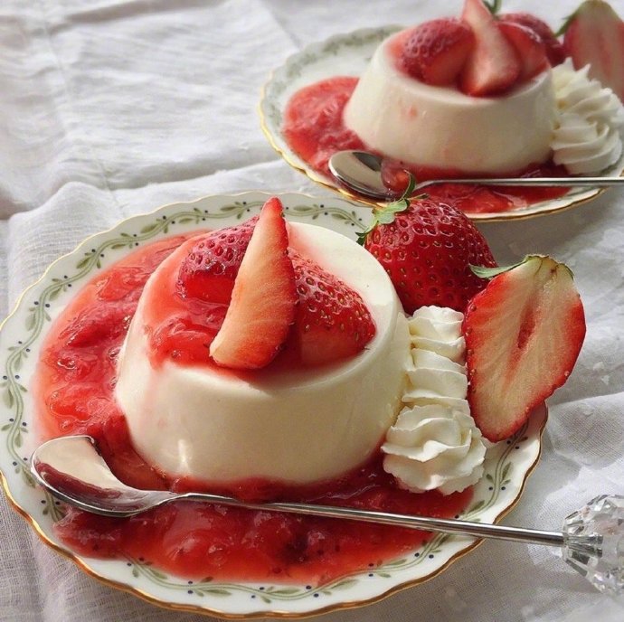 点击大图看下一张：一组秀色可餐的草莓甜品图片