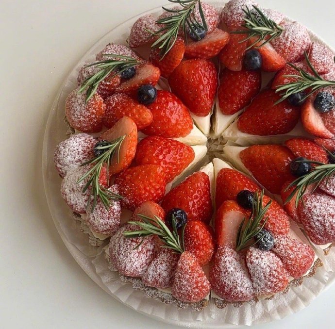 点击大图看下一张：一组秀色可餐的草莓甜品图片