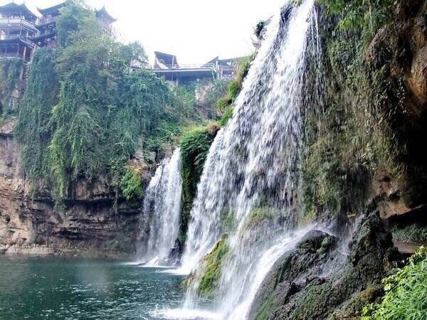 点击大图看下一张：湖南湘西芙蓉镇——挂在瀑布上的千年古镇