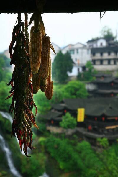 点击大图看下一张：湖南湘西芙蓉镇——挂在瀑布上的千年古镇