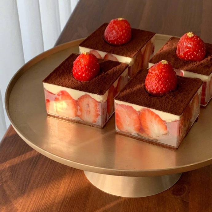 点击大图看下一张：高颜值的草莓蛋糕图片