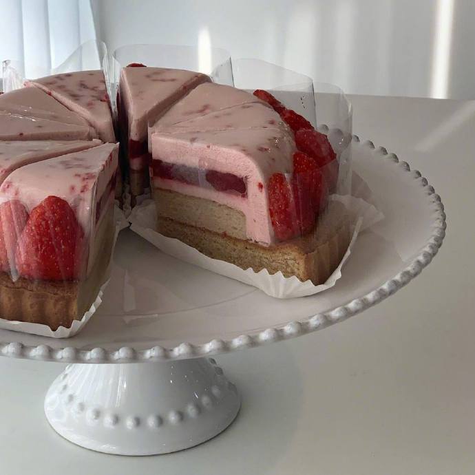 点击大图看下一张：高颜值的草莓蛋糕图片