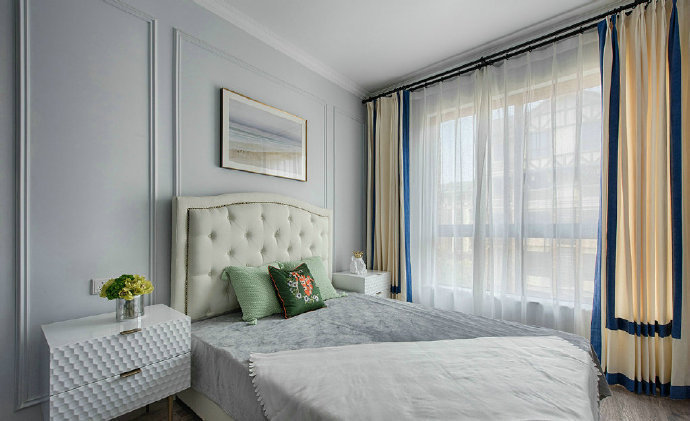 点击大图看下一张：现代三居室，烟灰蓝与金色完美配合