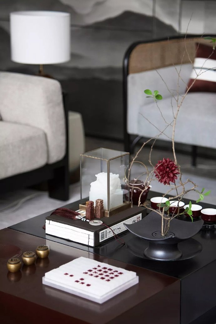 点击大图看下一张：新中式，醉心于一抹中国红